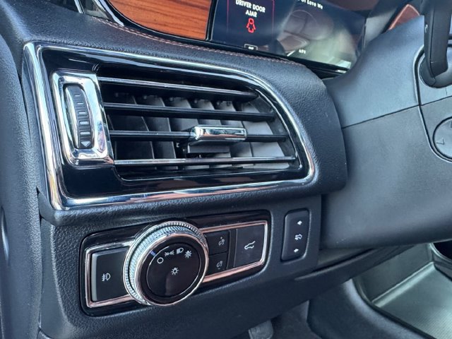 Used 2019 Lincoln Navigator Reserve AWD/4WD image 6