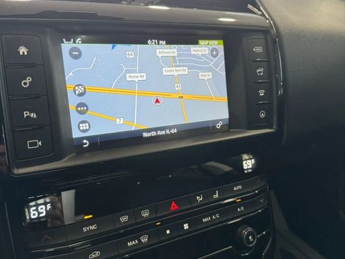 Used 2018 Jaguar XE Premium image 30