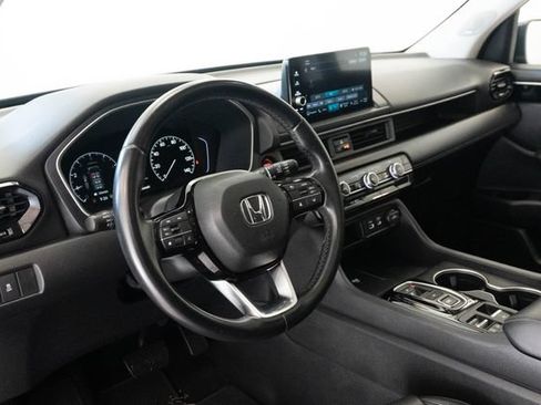 Used 2023 Honda Pilot Touring image 3