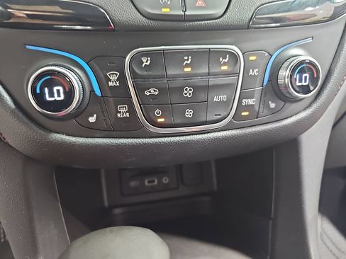 Certified 2022 Chevrolet Equinox RS w/ RS Leather Package AWD/4WD image 28