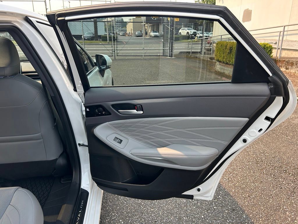 Used 2021 Toyota Avalon Limited w/ Advanced Safety Package FWD image 13