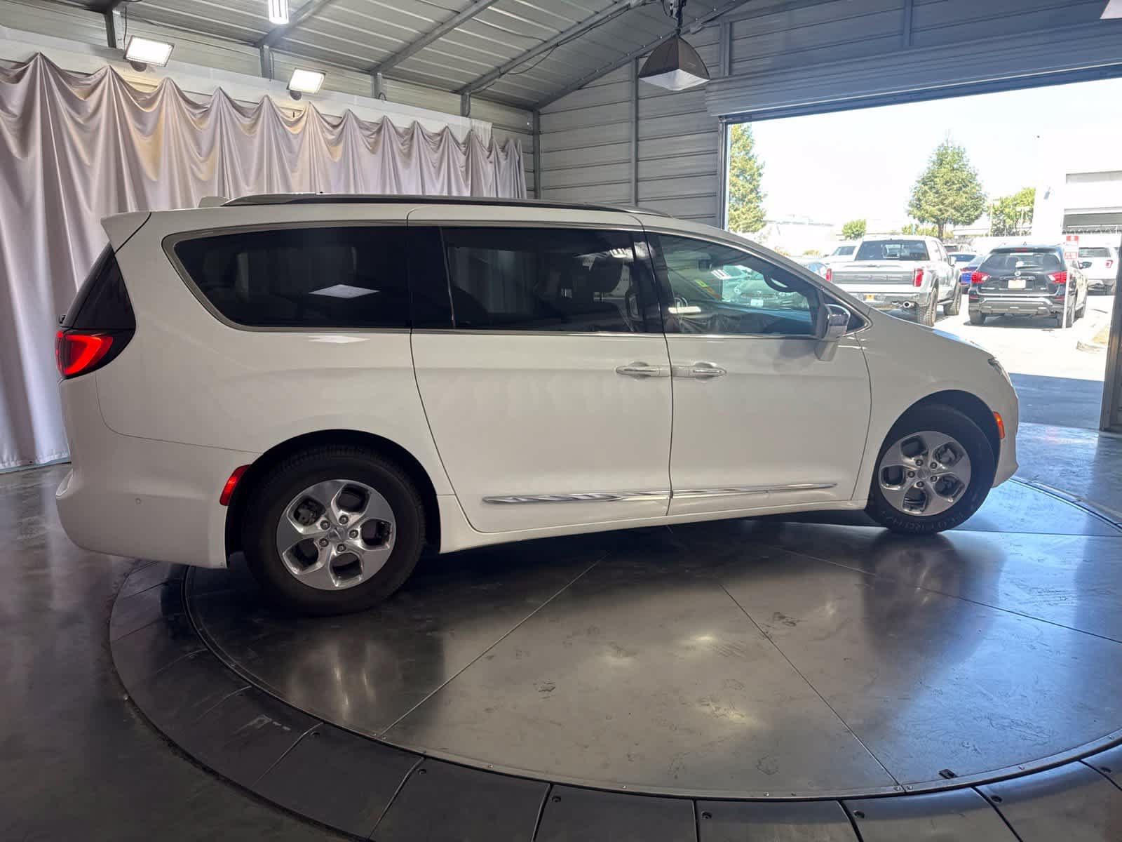 Used 2018 Chrysler Pacifica Limited w/ Advanced Safetytec Group FWD image 3