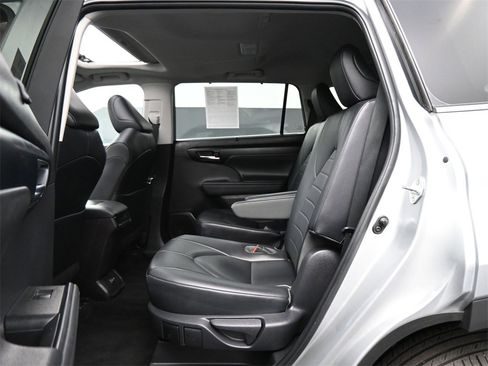 Used 2023 Toyota Highlander XLE image 18