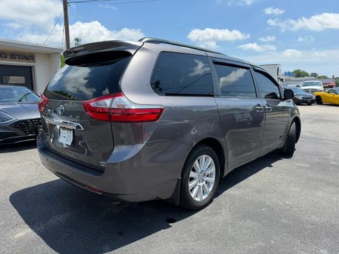 Used 2017 Toyota Sienna AWD image 3