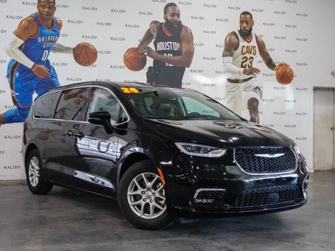 Used 2024 Chrysler Pacifica Touring-L FWD image 2