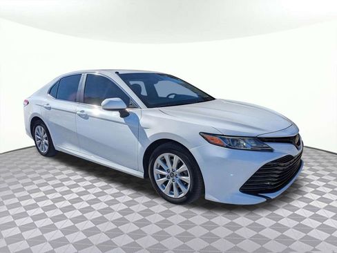 Used 2018 Toyota Camry LE image 2