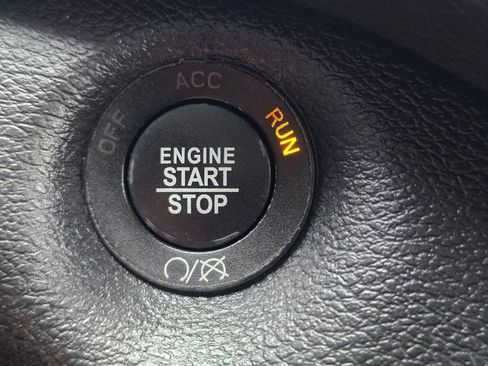 Used 2019 Jeep Cherokee Latitude Plus w/ Comfort/Convenience Group AWD/4WD image 21