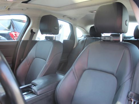 Used 2020 Jaguar XF Premium image 7