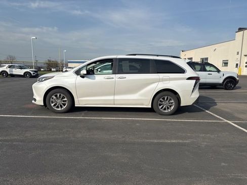 Used 2025 Toyota Sienna XLE w/ XLE Plus Package image 2