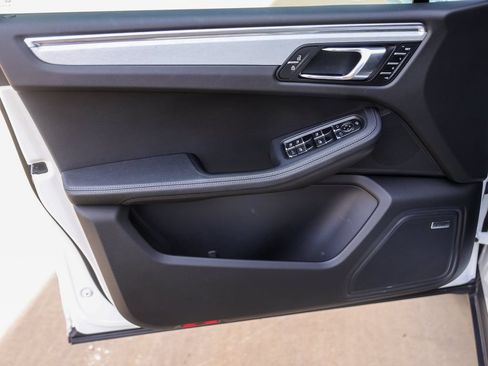 Certified 2026 Porsche Macan AWD/4WD image 31