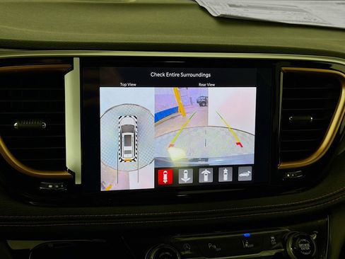 New 2027 Chrysler Pacifica Pinnacle w/ Theater Group AWD/4WD image 14