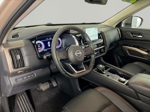 Used 2024 Nissan Pathfinder Platinum w/ Cargo Package AWD/4WD image 17