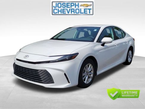 Used 2025 Toyota Camry LE FWD image 2
