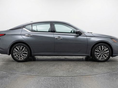 Used 2025 Nissan Altima 2.5 SV image 11