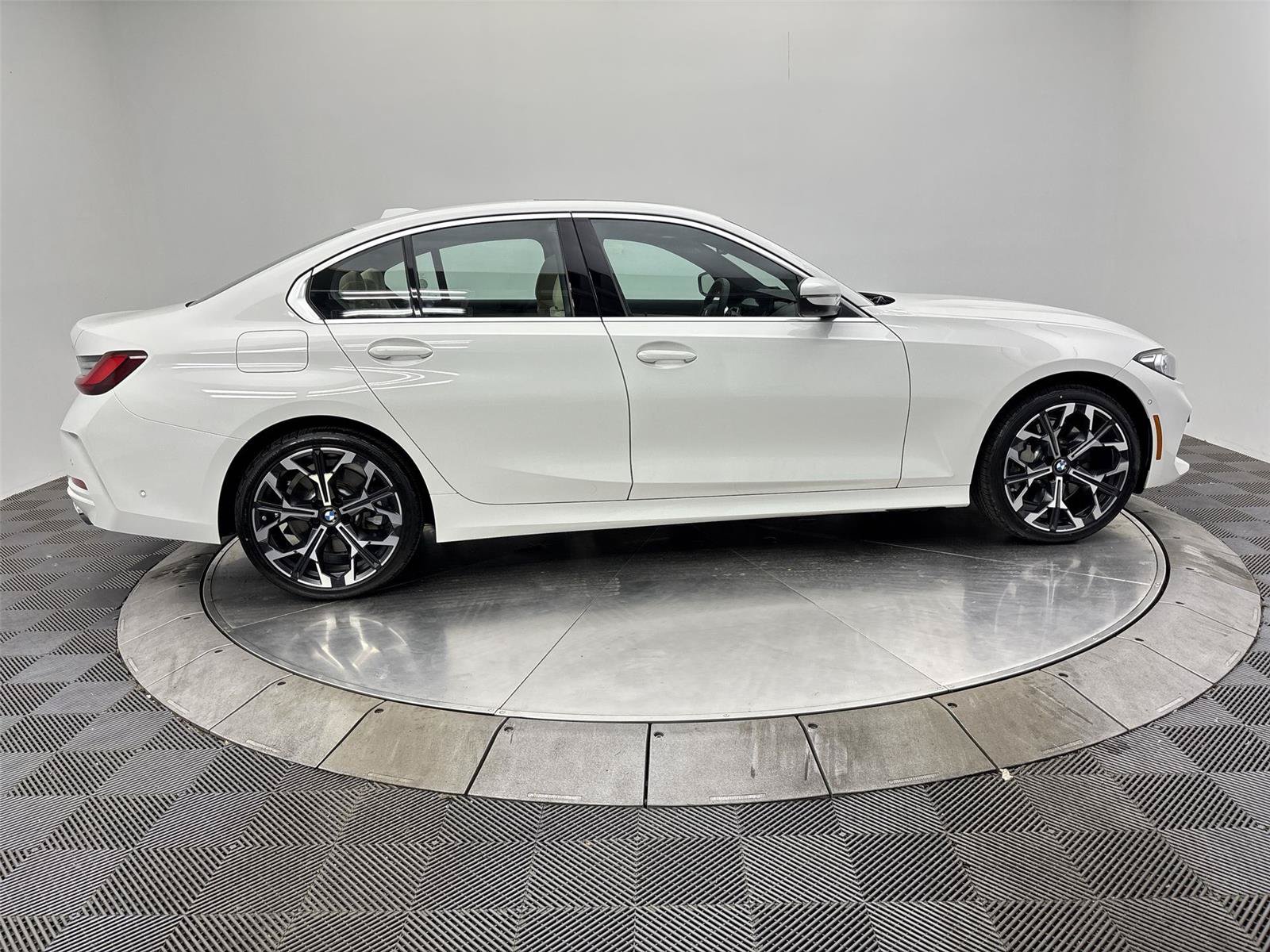 Used 2026 BMW 330i xDrive Sedan w/ Parking Assistance Package AWD/4WD image 17