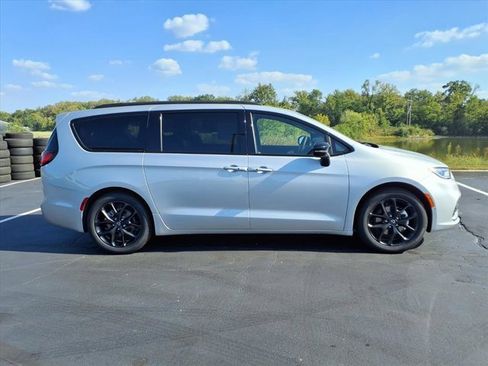 New 2026 Chrysler Pacifica Limited w/ S Appearance Package image 19