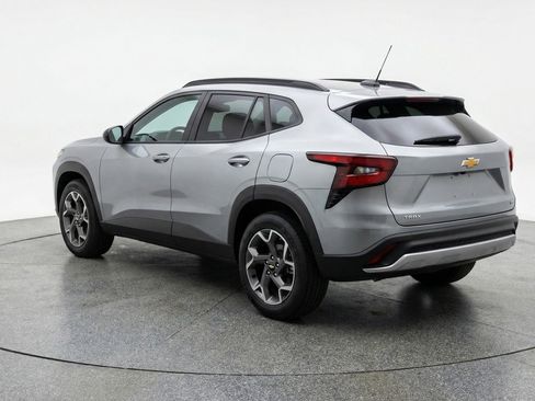 Used 2025 Chevrolet Trax LT w/ LT Convenience Package image 6