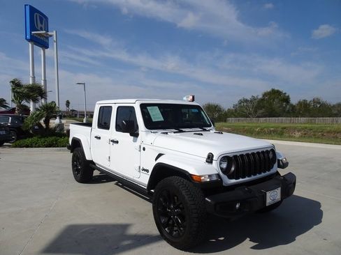 Used 2024 Jeep Gladiator Sport image 3