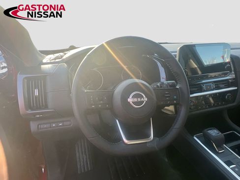 Used 2024 Nissan Pathfinder SL image 14