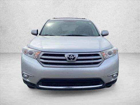 Used 2013 Toyota Highlander SE FWD image 2