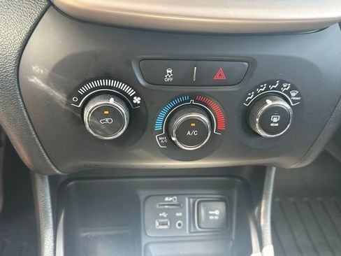 Used 2015 Jeep Cherokee Sport FWD image 16