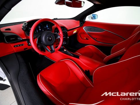 Used 2025 McLaren Artura RWD image 13