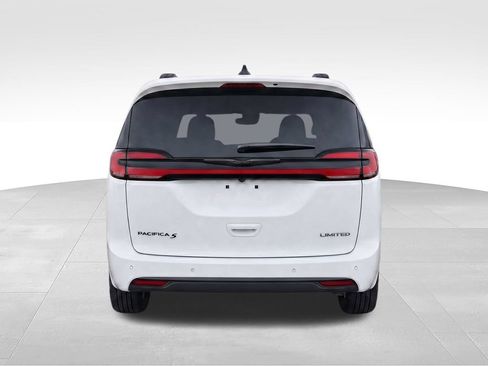 Used 2025 Chrysler Pacifica Limited FWD image 7