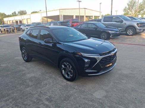 Used 2025 Chevrolet Trax LT w/ LT Convenience Package FWD image 6
