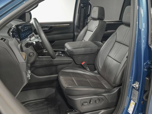 Used 2026 Chevrolet Suburban High Country w/ Sun And Tow Package AWD/4WD image 16
