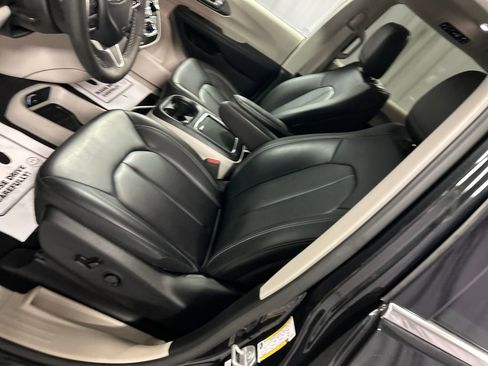 Used 2023 Chrysler Pacifica Touring-L image 11