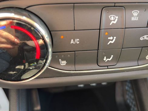 Used 2023 Chevrolet TrailBlazer LT FWD image 23