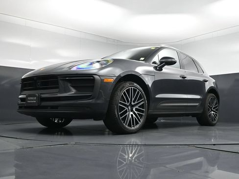 Used 2025 Porsche Macan AWD/4WD image 23
