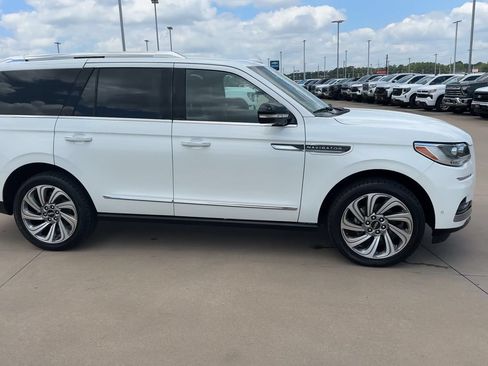 Used 2023 Lincoln Navigator Reserve AWD/4WD image 2
