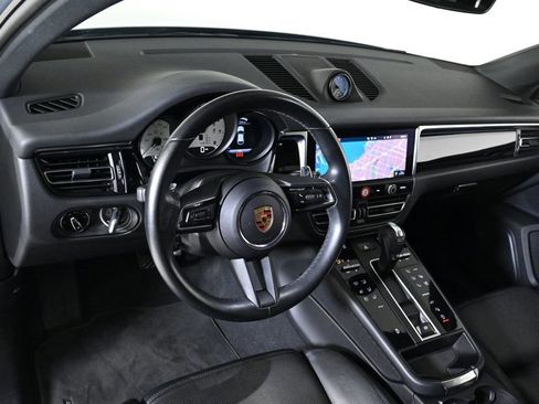 Certified 2024 Porsche Macan image 4