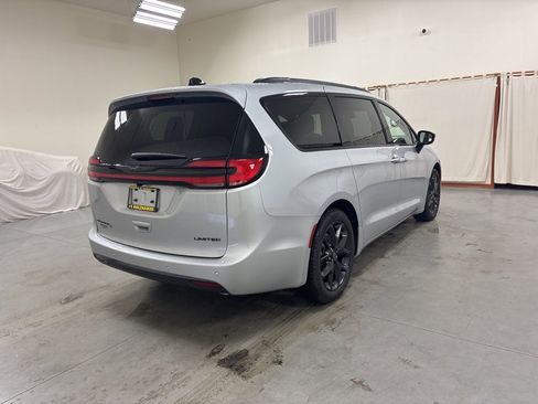 New 2026 Chrysler Pacifica Limited w/ S Appearance Package image 8