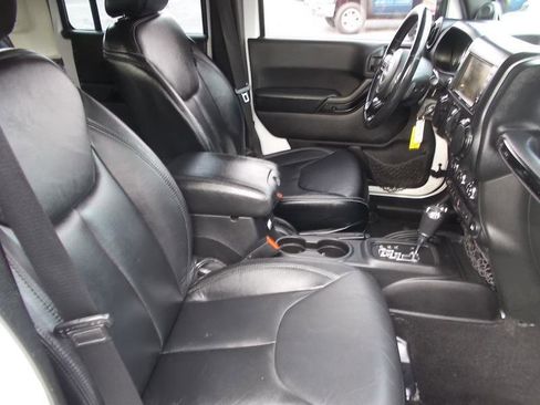Used 2014 Jeep Wrangler Unlimited Sahara image 21