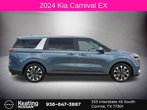 Used 2024 Kia Carnival EX image 2