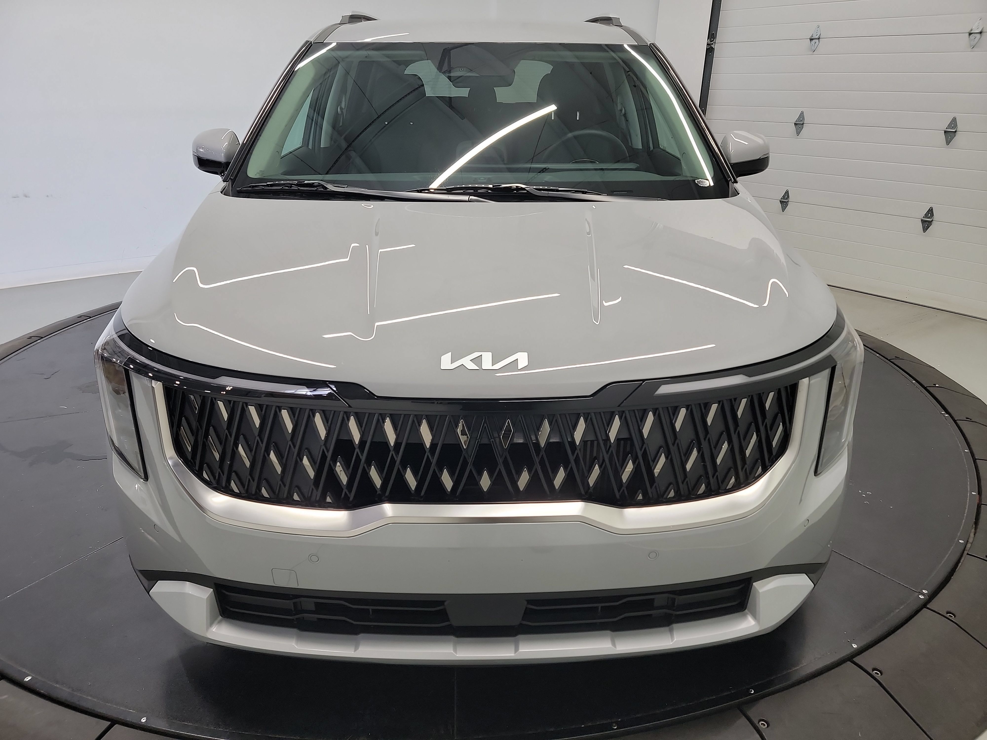 Used 2026 Kia Carnival EX FWD image 2