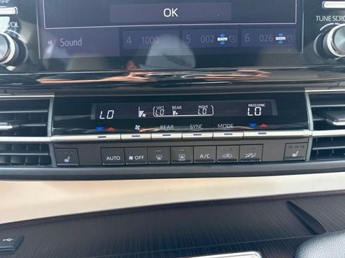 Used 2023 Toyota Sienna XLE FWD image 33
