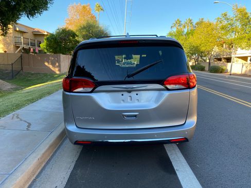 Used 2017 Chrysler Pacifica Touring-L image 7