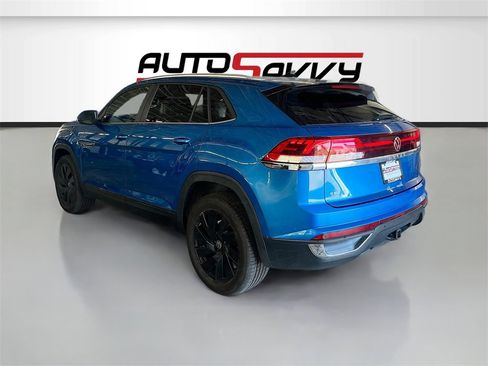 Used 2024 Volkswagen Atlas Cross Sport SE w/ Panoramic Sunroof Package image 5