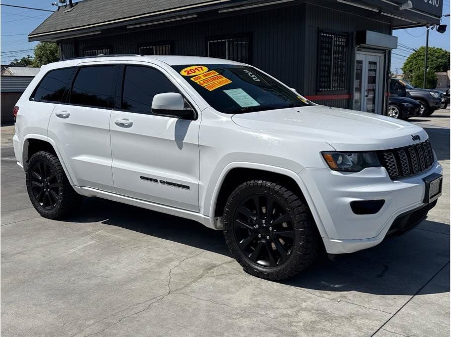 Used 2017 Jeep Grand Cherokee Altitude RWD image 39