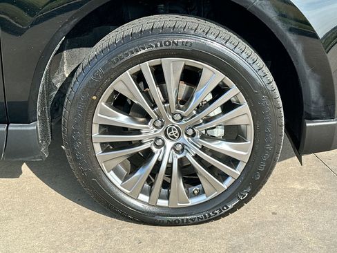 Used 2022 Toyota Venza XLE image 10