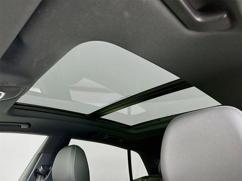 Used 2023 Audi Q8 Premium image 21