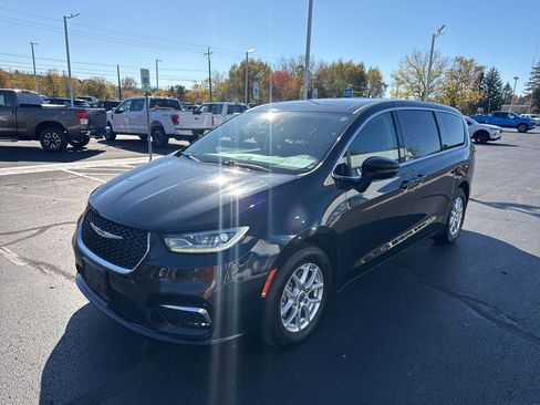 Used 2023 Chrysler Pacifica Touring-L image 18