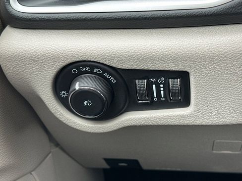 Used 2023 Chrysler Pacifica Touring-L FWD image 30