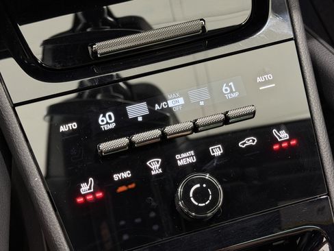Certified 2024 Porsche Cayenne AWD/4WD image 40