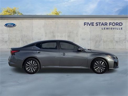 Used 2023 Nissan Altima 2.5 SV image 4