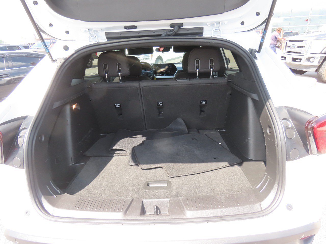 Used 2025 Chevrolet Trax RS w/ Sunroof Package FWD image 14