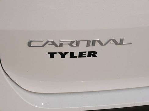 Used 2024 Kia Carnival EX FWD image 14